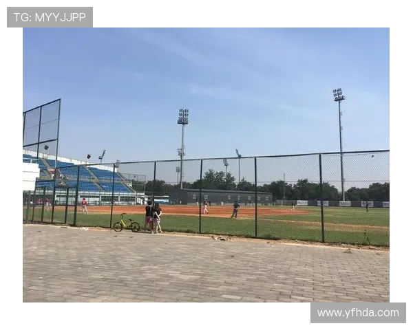 黄健翔首次在角旗区位置解说比赛 感受独特体验与全新视角